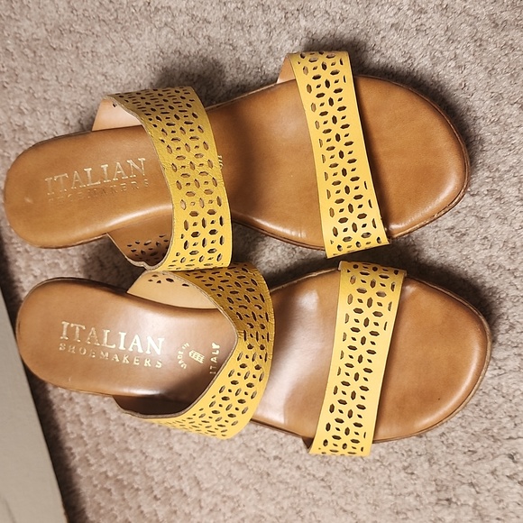 Women's Size 8 1/2 Yellow Comfy Wedge Sandals Made In Italy - Picture 1 of 7